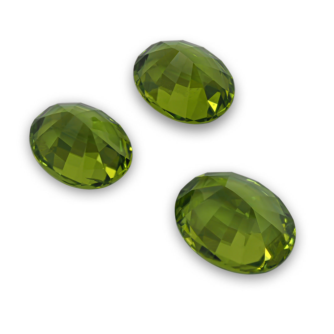 Peridot 12.10 CT / 3