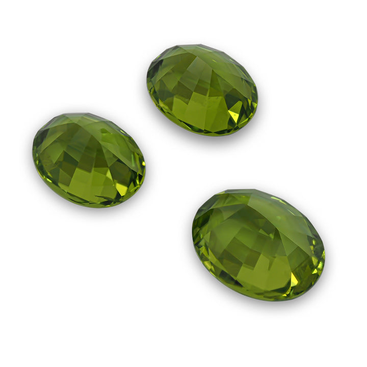 Peridot 12.10 CT / 3